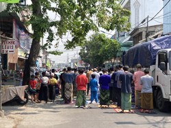 Masjid di Jakbar Gelar Salat Jumat, Sejumlah Jemaah Tak Pakai Masker