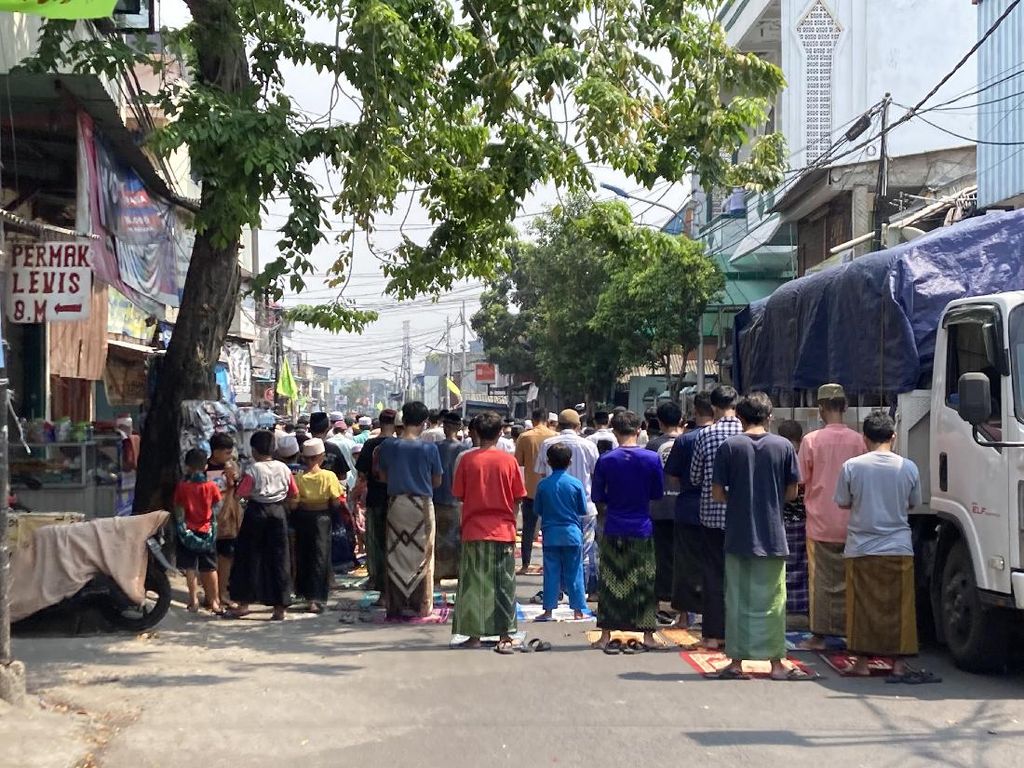 Masjid di Jakbar Gelar Salat Jumat, Sejumlah Jemaah Tak Pakai Masker Masjid di Jakbar Gelar Salat Jumat, Sejumlah Jemaah Tak Pakai Masker