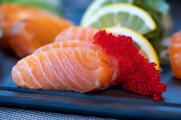 makanan yang mengandung vitamin d termasuk ikan berlemak yang bisa ditemukan pada salmon