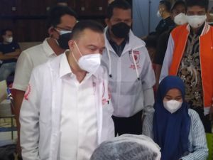 Satgas COVID DPR Tinjau Vaksinasi COVID-19 Pedagang Pasar Tanah Abang