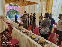 Satpol PP Blitar Bongkar Tenda Hajatan yang Ngeyel Dipasang Saat PPKM Level 4