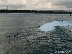 Horor WN Australia Pingsan Saat Surfing di Pantai Berawa Bali