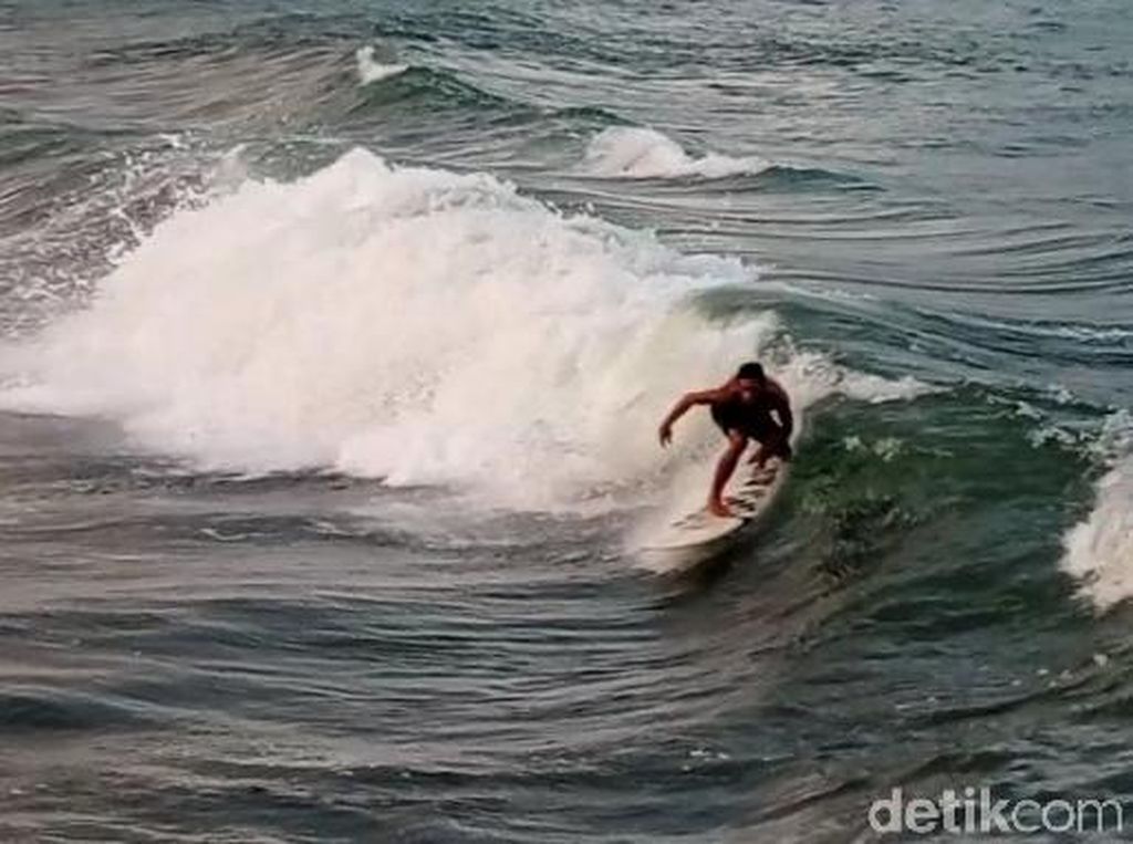 Keseruan Peselancar Pangandaran Berlatih di Dermaga Bojongsalawe Keseruan Peselancar Pangandaran Berlatih di Dermaga Bojongsalawe