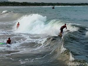 Serunya Anak Pantai Pangandaran Berselancar di Dermaga Bojongsalawe