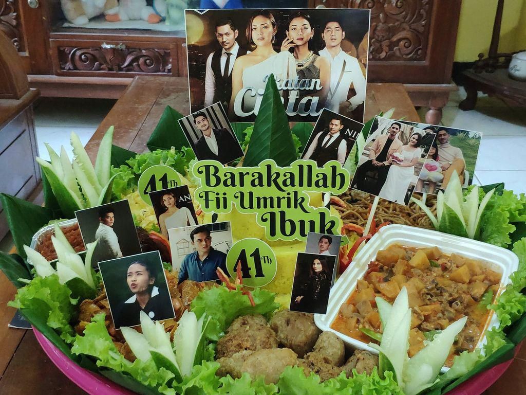 So Sweet! 5 Aksi Suami Idaman Bawa Makanan Buat Istri Ini Bikin Baper So Sweet! 5 Aksi Suami Idaman Bawa Makanan Buat Istri Ini Bikin Baper