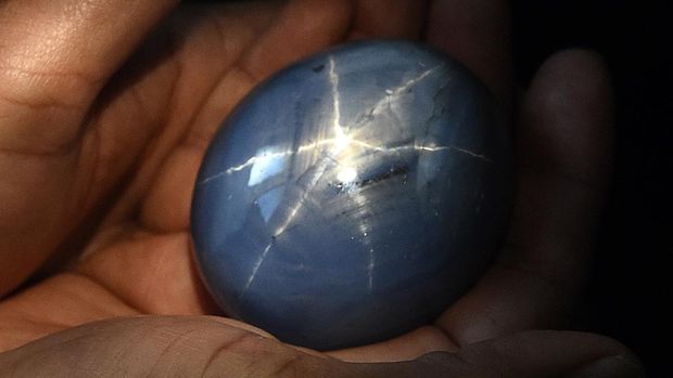 The worlds biggest blue star sapphire, the Lankan Star of Adam, is shown by its owner in Colombo on January 8, 2016. A Sri Lankan gem trader who owns the world's largest blue star sapphire has decided to sell the dazzling stone, with a dizzying asking price of $300 million. AFP PHOTO/Ishara S. KODIKARA (Photo by Ishara S.KODIKARA / AFP)