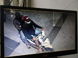 Maling Gasak Rp 20 Juta dari Mobil yang Isi Bensin di SPBU Jakbar Maling Gasak Rp 20 Juta dari Mobil yang Isi Bensin di SPBU Jakbar