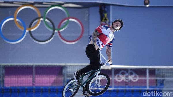 Bebas Bergaya ! Potret Atlet Sepeda BMX Berjumpalitan di Udara