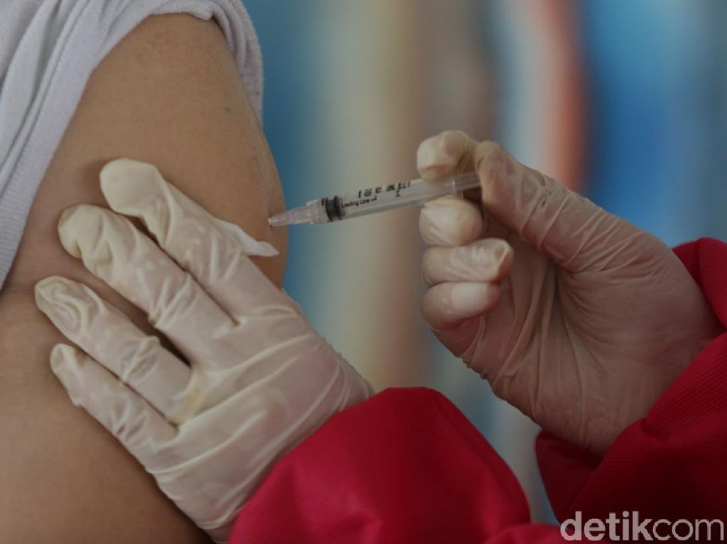 Polisi Selidiki Viral Warga Pluit Disuntik Vaksin Kosong