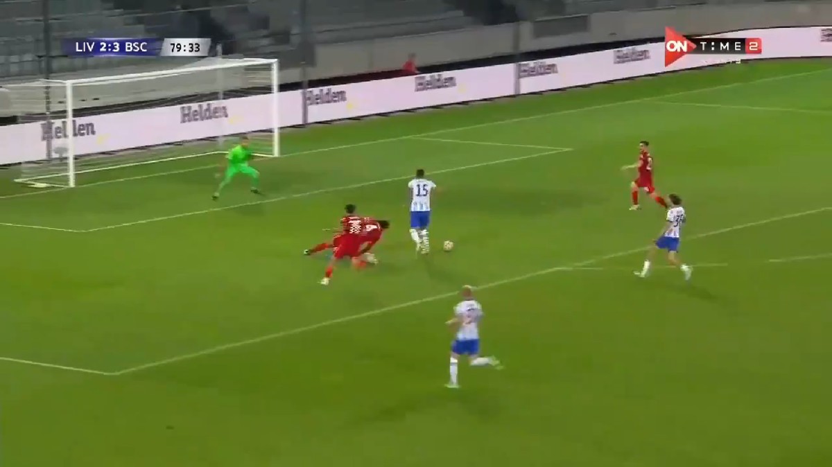 Virgil van Dijk (Liverpool) dibuat jatuh bangun di laga comebacknya. (Foto: screen shot Twitter @FootballForAll)