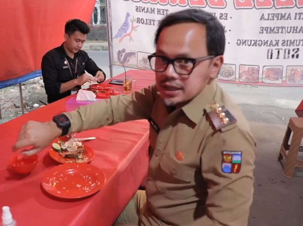 Makan 20 Menit di Warung Pecel Lele, Walkot Bogor: Kayak Kesiangan Sahur! Makan 20 Menit di Warung Pecel Lele, Walkot Bogor: Kayak Kesiangan Sahur!