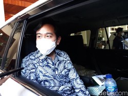 Gibran Ungkap Alasan Parkirkan Mobil Dinas di SMK Batik 2