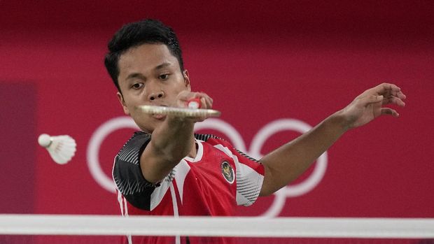 Anthony Ginting di Olimpiade Tokyo 2020 Indonesia's Anthony Sinisuka Ginting competes against Anders Antonsen of Denmark during their men's singles badminton quarterfinal match at the 2020 Summer Olympics, Saturday, July 31, 2021, in Tokyo, Japan. (AP Photo/Dita Alangkara)