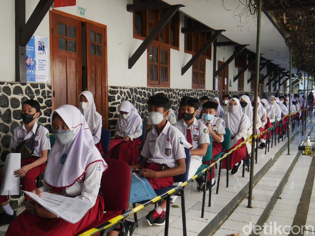 Antusias Siswa SD-SMP di Cimahi saat Vaksinasi COVID-19 Antusias Siswa SD-SMP di Cimahi saat Vaksinasi COVID-19
