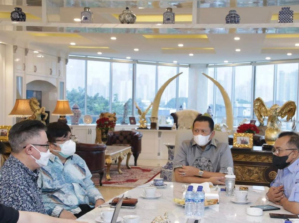 Bamsoet Dukung Pemanfaatan VR dan AI untuk Pengembangan Usaha Bamsoet Dukung Pemanfaatan VR dan AI untuk Pengembangan Usaha