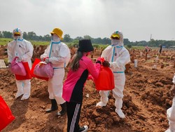 Bhayangkari Polda Metro Bagikan APD-Bansos ke Penggali Kubur COVID 