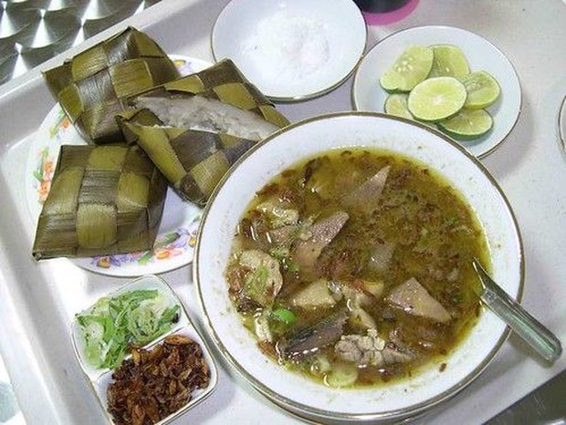 Coto Makassar/ Foto: pinterest.com Yang spesial dari Coto Makassar adalah kuahnya
