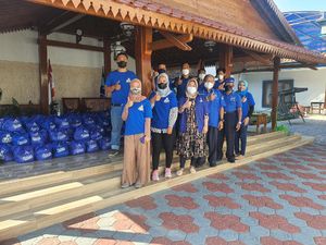 Peduli Warga Terdampak PPKM, Demokrat Jatim Salurkan Sembako