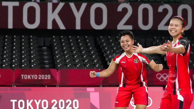 Indonesia`s Greysia Polii, right, and Apriyani Rahayu celebrate after winning against South Korea`s Lee Sohee and Shin Seungchan their women`s semifinal badminton match at the 2020 Summer Olympics, Saturday, July 31, 2021, in Tokyo, Japan. (AP Photo/Markus Schreiber)