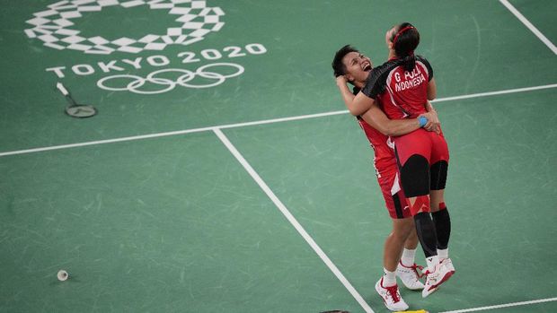 Indonesia's Greysia Polii and Apriyani Rahayu celebrate after defeating South Korea's Lee So-hee and Shin Seung-chan during their women's singles badminton semifinal match at the 2020 Summer Olympics, Saturday, July 31, 2021, in Tokyo, Japan. (AP Photo/Dita Alangkara)