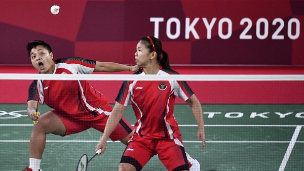 Pebulutangkis ganda putri Indonesia Greysia Pollii/Apriyani Rahayu merayakan kemenangan atas ganda putri Korea Selatan Lee Sohee/Shin Seungchan dalam semifinal Olimpiade Tokyo 2020 di Musashino Forest Sport Plaza, Tokyo, Jepang, Sabtu (31/7/2021). Greysia/Apriyani menang 21-19, 21-17 dan melaju ke final. ANTARA FOTO/Sigid Kurniawan/foc.