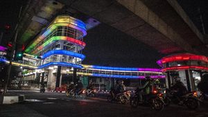 Keren! Halte CSW Jakarta Berhiaskan Lampu Warna-warni
