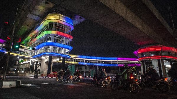 Keren! Halte CSW Jakarta Berhiaskan Lampu Warna-warni