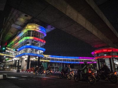 Keren! Halte CSW Jakarta Berhiaskan Lampu Warna-warni