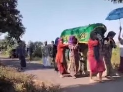 Ibu-ibu di Pasuruan Gotong Keranda Jenazah ke Pemakaman untuk Usir COVID-19