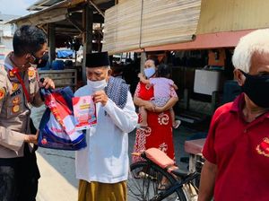 Sambut Program Vaksin Merdeka, Polisi Bagi Bansos ke Pedagang-Nelayan Jakut