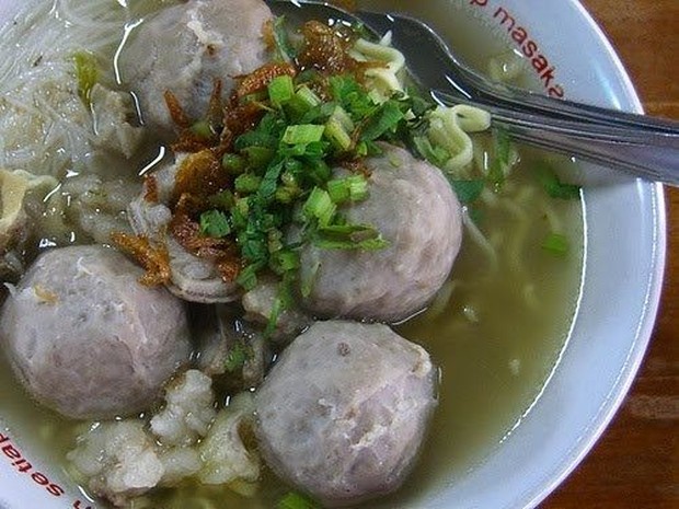 Kuah Bakso Solo/ Foto: pinterest.com Bakso Solo dan Bakso Malang memiliki kuah yang berbeda