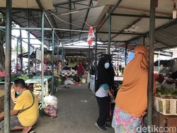 Akses Lokbin Kramat Jati Diaspal, Pedagang Diminta Tak Jualan di Pinggir Jalan