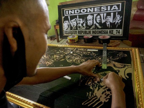 Kece Abis! Lukisan Siluet Ini Dibuat dari Lakban Gaes