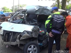 Minibus Tabrak Truk di Tol Cipularang, Satu Orang Tewas