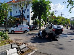 Mobil di Surabaya Tabrak Pembatas Jalan hingga Terbalik, Pengemudi Tak Sadar