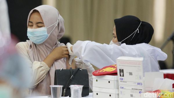 Momen Vaksinasi 1.100 Mahasiswa di Bekasi