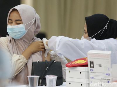 Momen Vaksinasi 1.100 Mahasiswa di Bekasi