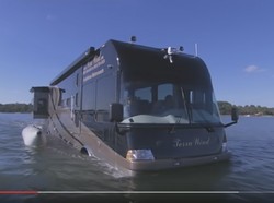 Wujud Unik Motorhome Amfibi: Lancar di Aspal, Meluncur Mulus di Air