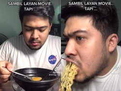 Ngakak! Kelamaan Pilih Film, Mie Instan Pria Ini Sudah Habis Duluan