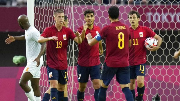 Spain's Dani Olmo (19) celebrates scoring his side's opening goal against Ivory Coast in a men's quarterfinal soccer match at the 2020 Summer Olympics, Saturday, July 31, 2021, in Rifu, Japan, Tokyo. (AP Photo/Andre Penner)