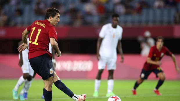 RIFU, MIYAGI, JAPAN - JULY 31: Mikel Oyarzabal #11 of Team Spain scores their side's third goal from the penalty spot during the Men's Quarter Final match between Spain and Cote d'Ivoire on day eight of the Tokyo 2020 Olympic Games at Miyagi Stadium on July 31, 2021 in Rifu, Miyagi, Japan. (Photo by Koki Nagahama/Getty Images)