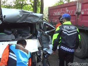 Travel Gelap Tabrak Truk di Tol Cipularang, Satu Tewas