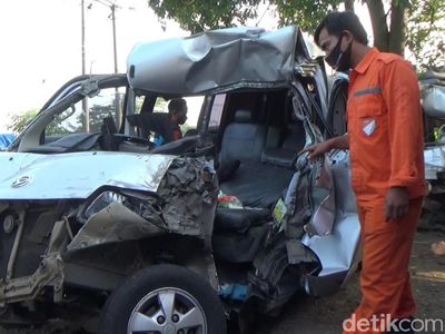 Penampakan Minibus Ringsek Usai Tabrak Truk di Tol Cipularang