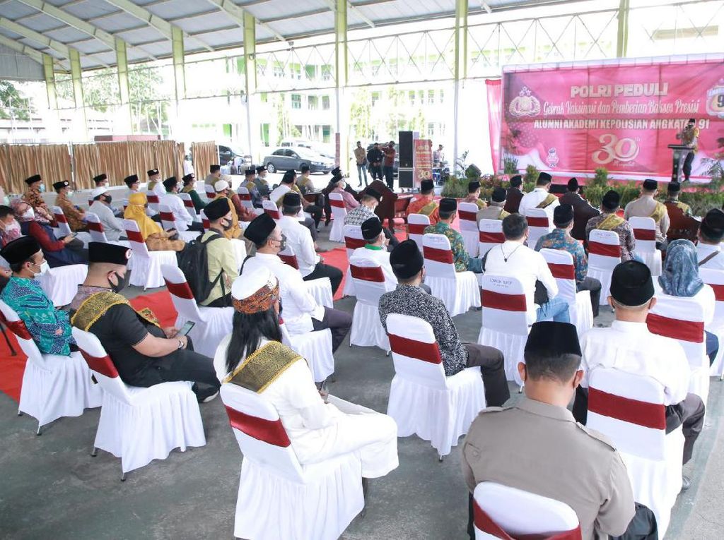 Polda NTB Sebar 3.000 Vaksin-3 Ton Sembako ke 4 Pesantren di Lombok