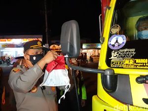 Polisi Banyuwangi Bagikan 1.000 Bendera Merah Putih ke Pengendara