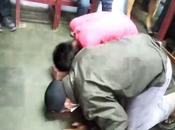 Sujud Pembeli Nasi Padang Goceng Usai Dapat Donasi Rp 108 Juta