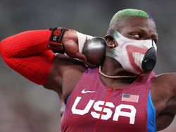 Potret Atlet Tolak Peluru AS Pakai Masker Musuh Batman