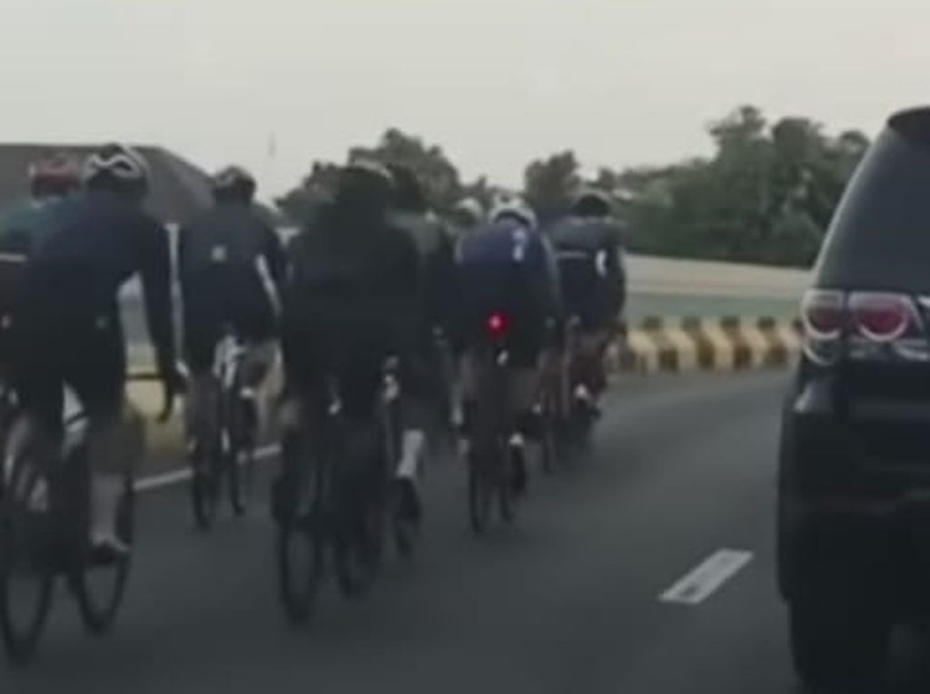 Viral Belasan Pesepeda Road Bike Masuk JLNT Antasari, Polisi Duga Video Lama