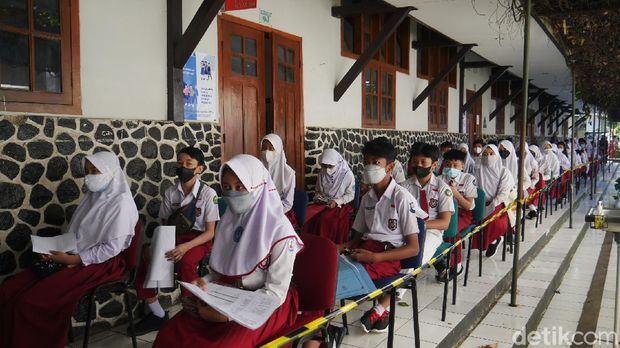 Siswa SD-SMP di Cimahi Jalani Vaksinasi