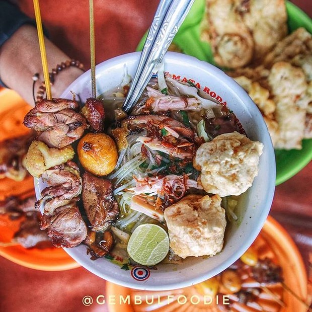 Soto Lenthok/ Foto: pinterest.com Lenthok yaitu perkedel yang terbuat dari kentang